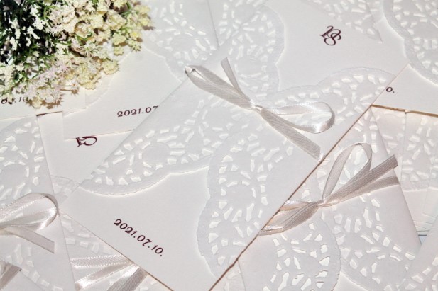 olcsó esküvői meghívó tortacsipke papírral