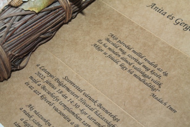 vintage hajtogatott esküvői meghívó spárgával-bent